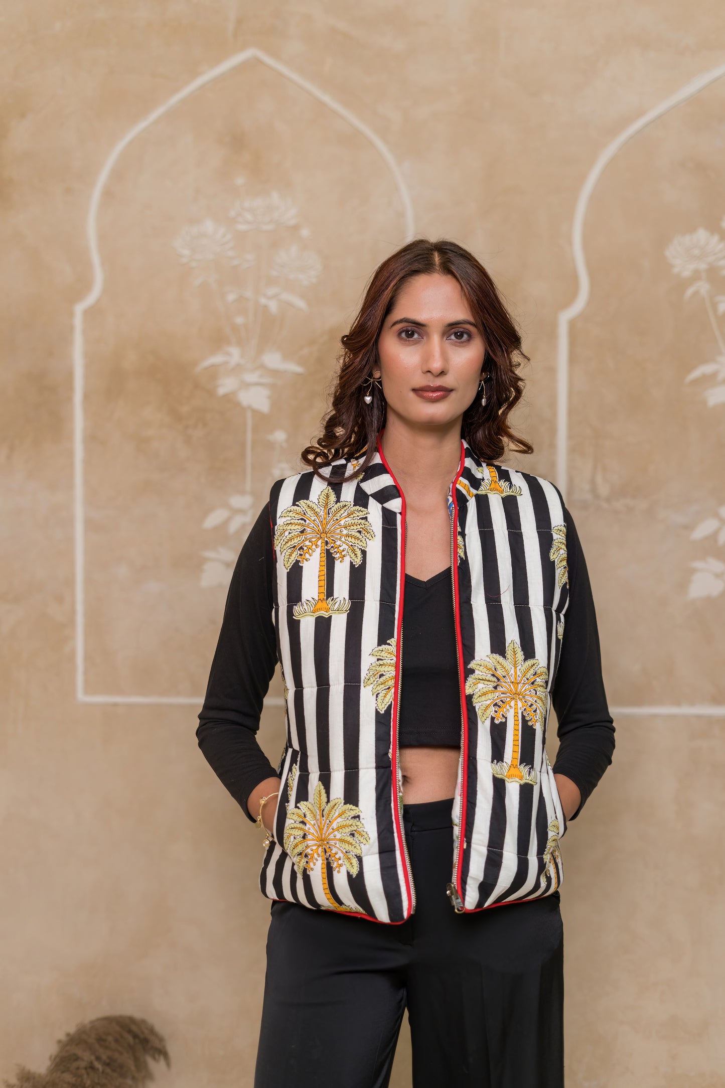 Black Reversible Quilted Sleeveless Jacket-NVQJ624