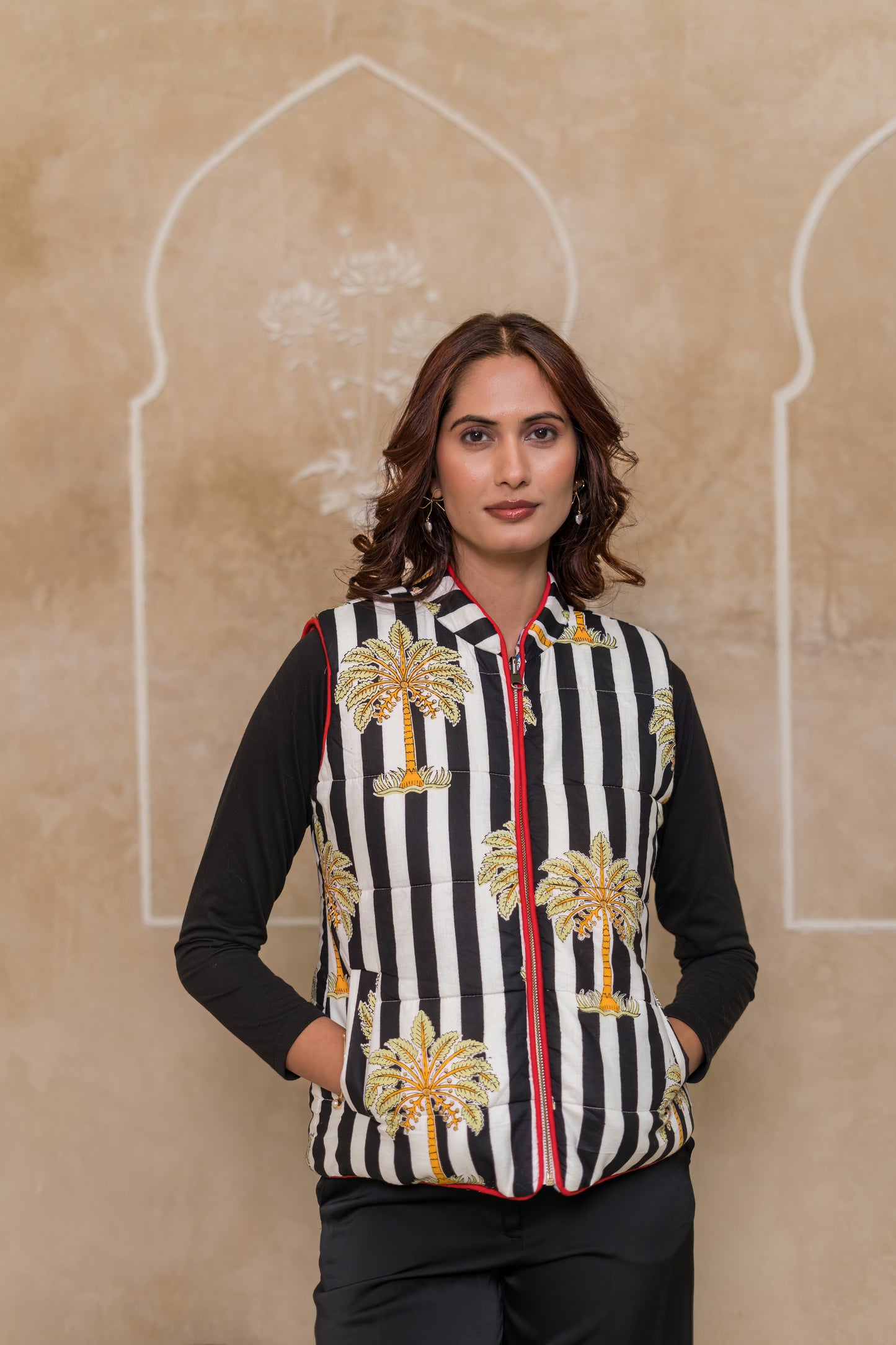 Black Reversible Quilted Sleeveless Jacket-NVQJ624