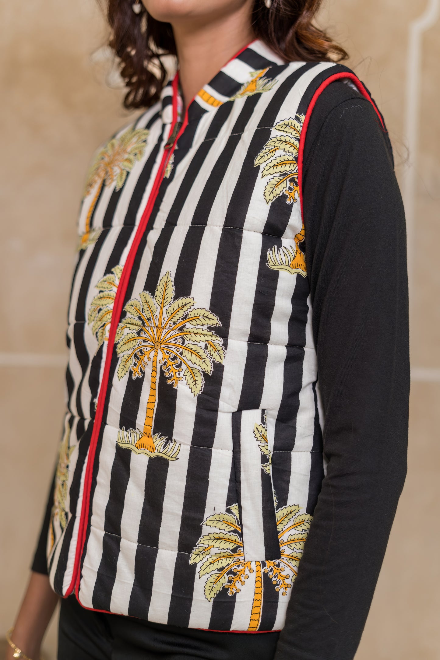 Black Reversible Quilted Sleeveless Jacket-NVQJ624