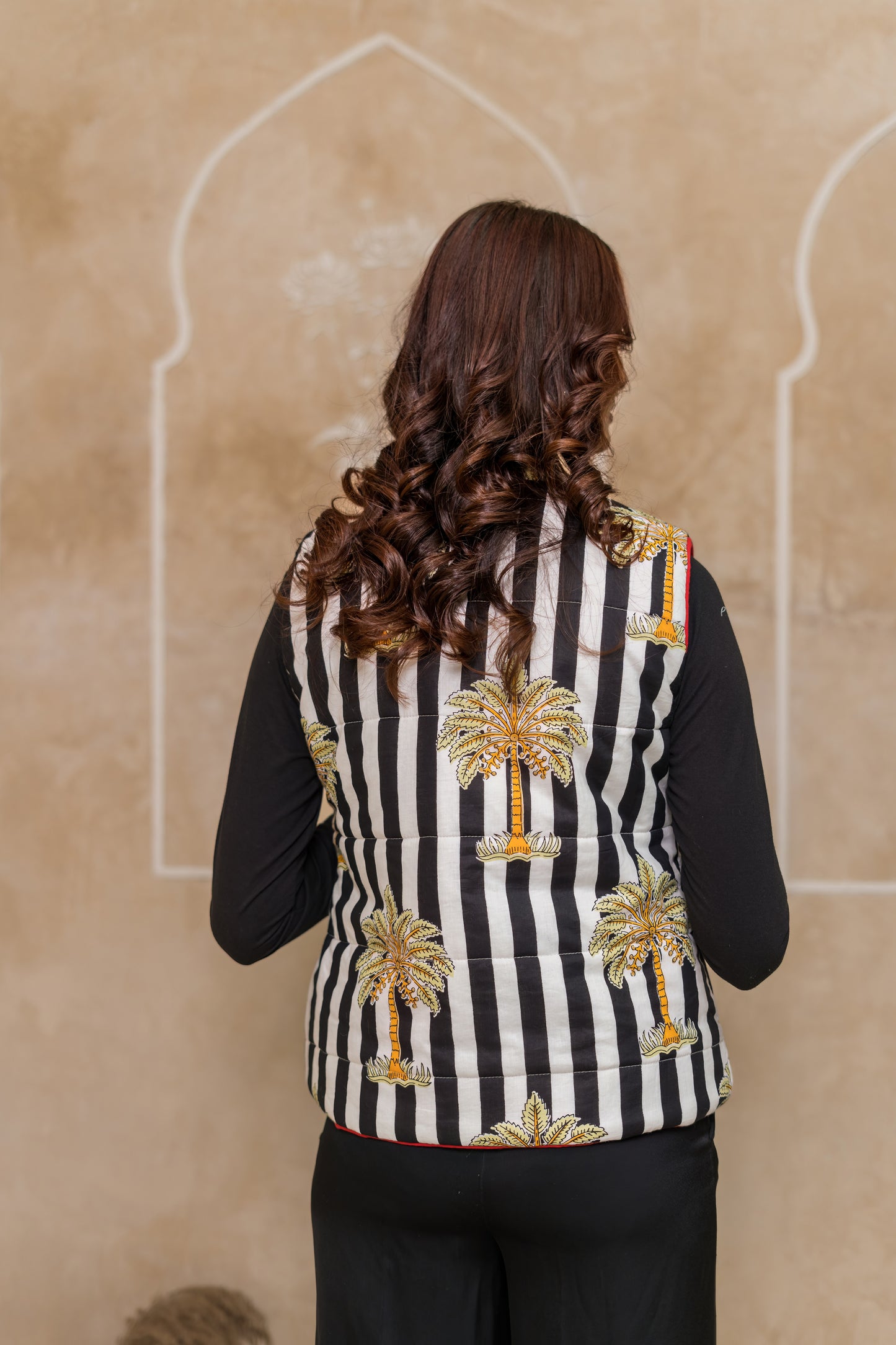 Black Reversible Quilted Sleeveless Jacket-NVQJ624